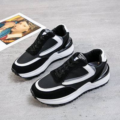 Sportlik-vabaaja naiste tossud valgete ja mustade paeltega