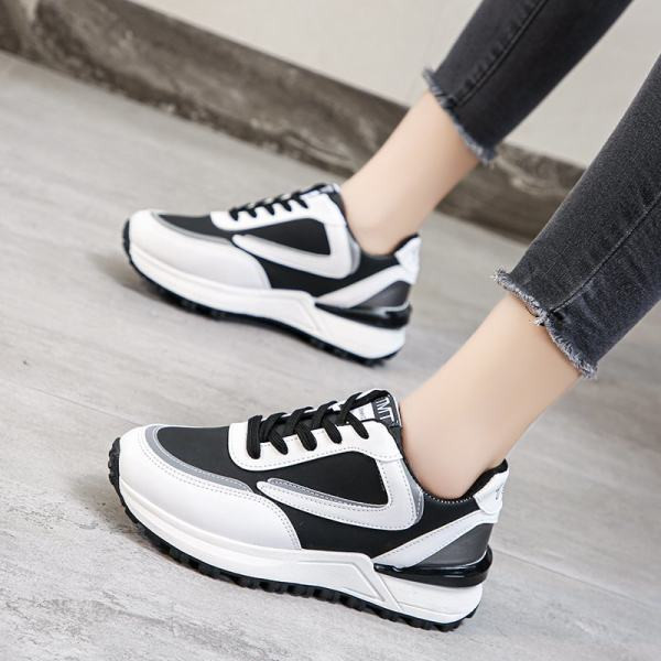 Sportlik-vabaaja naiste tossud valgete ja mustade paeltega