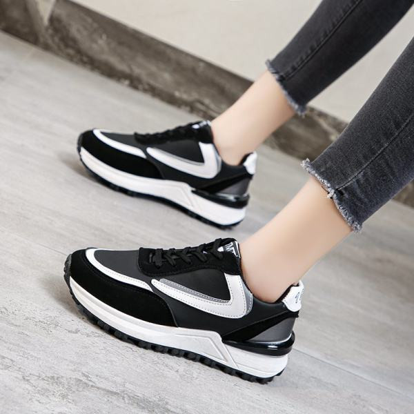 Sportlik-vabaaja naiste tossud valgete ja mustade paeltega