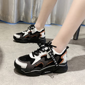 Γυναικεία αθλητικά  παπούτσια με επιγραφή και τραχιά σόλα σε μαύρο χρώμα