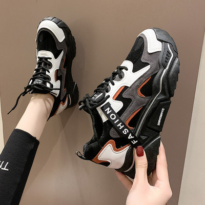 Γυναικεία αθλητικά  παπούτσια με επιγραφή και τραχιά σόλα σε μαύρο χρώμα