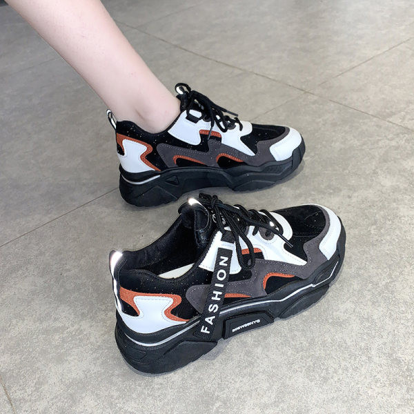 Γυναικεία αθλητικά  παπούτσια με επιγραφή και τραχιά σόλα σε μαύρο χρώμα