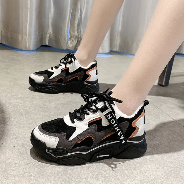 Γυναικεία αθλητικά  παπούτσια με επιγραφή και τραχιά σόλα σε μαύρο χρώμα