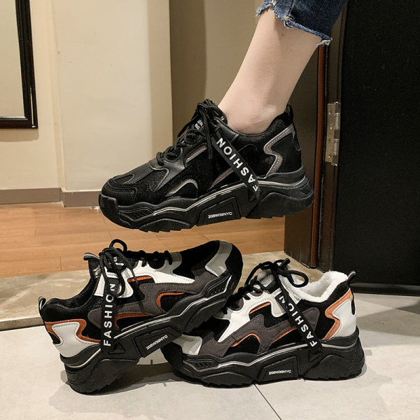 Γυναικεία αθλητικά  παπούτσια με επιγραφή και τραχιά σόλα σε μαύρο χρώμα