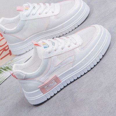 Σύγχρονα γυναικεία πάνινα παπούτσια με επίπεδη σόλα