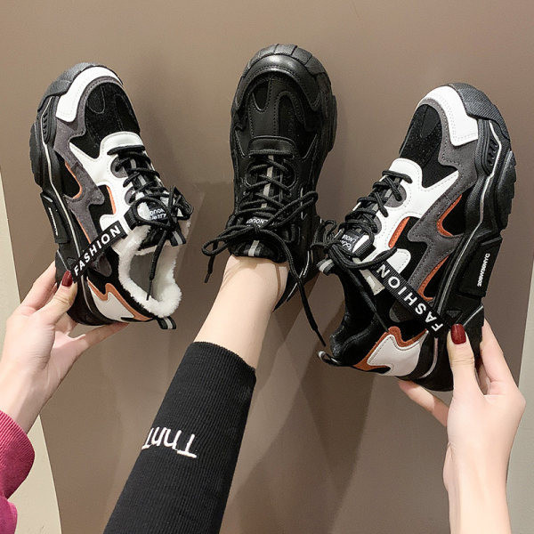 Uus paelte ja kirjaga naiste tossude mudel