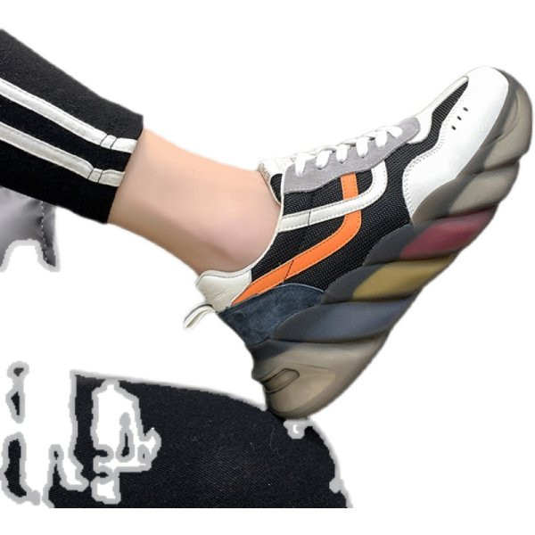 Moodsad naiste tossud paelte ja lameda tallaga