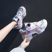 Naiste vabaaja tossud kirja ja paeltega