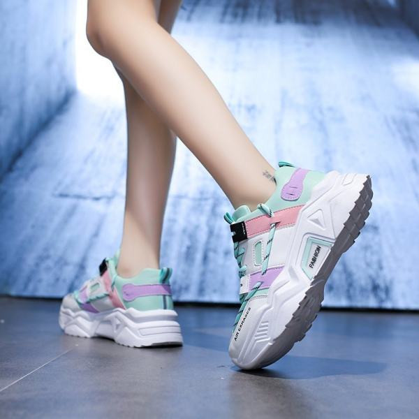 Naiste vabaaja tossud kirja ja paeltega