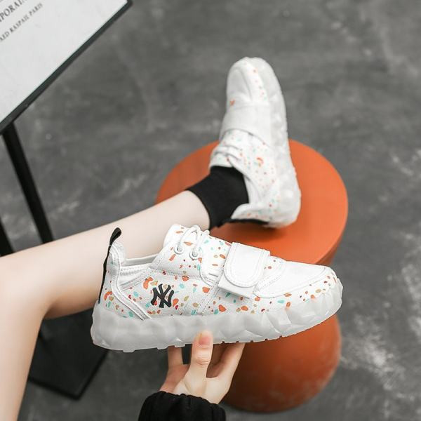 Naiste värvilised kleebise ja lameda tallaga tossud