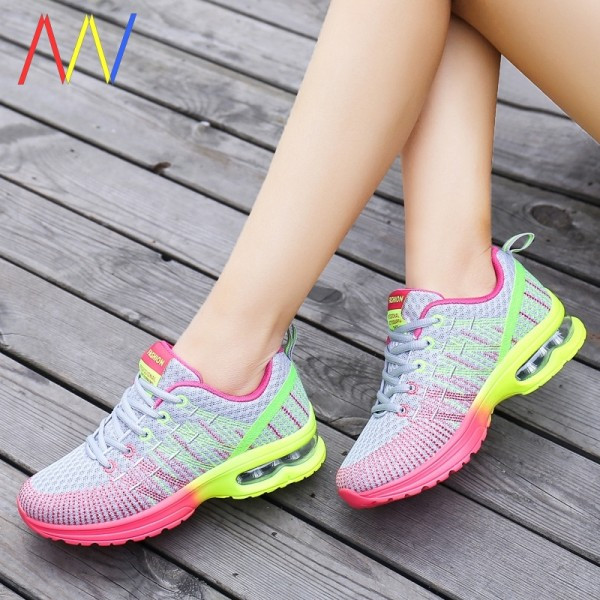 Naiste tekstiilist sillerdavates toonides tossud