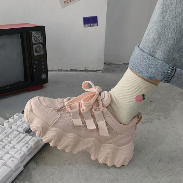 Roosa ja beeži värvi krobelise tallaga naiste tossude uus mudel