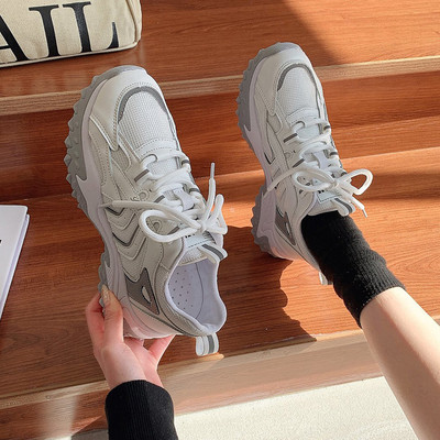 Γυναικεία αθλητικά παπούτσια με κορδόνια και τραχιά σόλα σε λευκό χρώμα