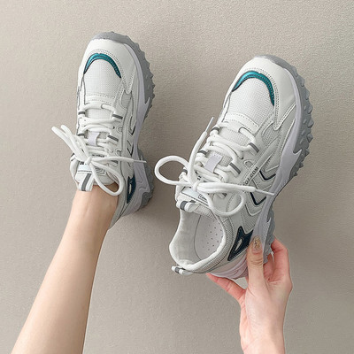 Γυναικεία αθλητικά παπούτσια με κορδόνια και τραχιά σόλα σε λευκό χρώμα