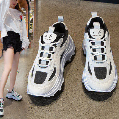 Kareda tallaga sportlik-vabaaja naiste tossud - kolme värvi