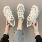 Γυναικεία αθλητικά παπούτσια με κορδόνια σε λευκό και γκρι, κατάλληλο για την άνοιξη