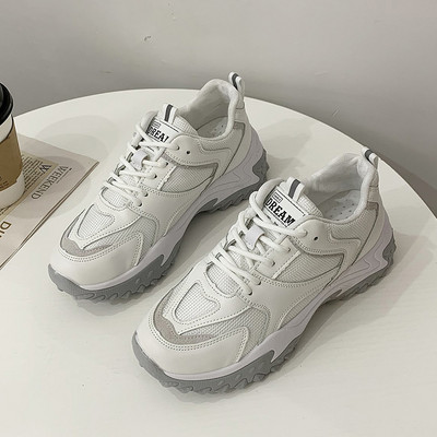 Γυναικεία αθλητικά παπούτσια με κορδόνια σε λευκό και γκρι, κατάλληλο για την άνοιξη