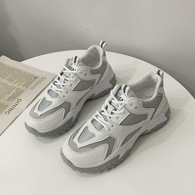 Γυναικεία αθλητικά παπούτσια με κορδόνια σε λευκό και γκρι, κατάλληλο για την άνοιξη