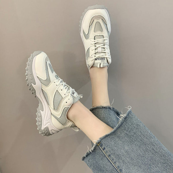 Γυναικεία αθλητικά παπούτσια με κορδόνια σε λευκό και γκρι, κατάλληλο για την άνοιξη