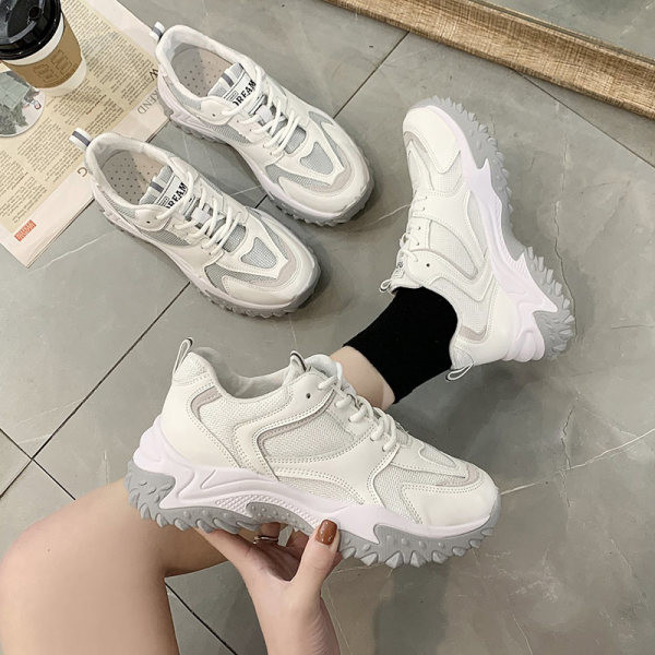 Γυναικεία αθλητικά παπούτσια με κορδόνια σε λευκό και γκρι, κατάλληλο για την άνοιξη