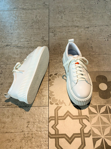 Moodsad lameda tallaga naiste nahast tossud