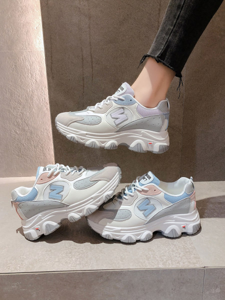 Naiste paelte ja kareda tallaga kevadised tossud