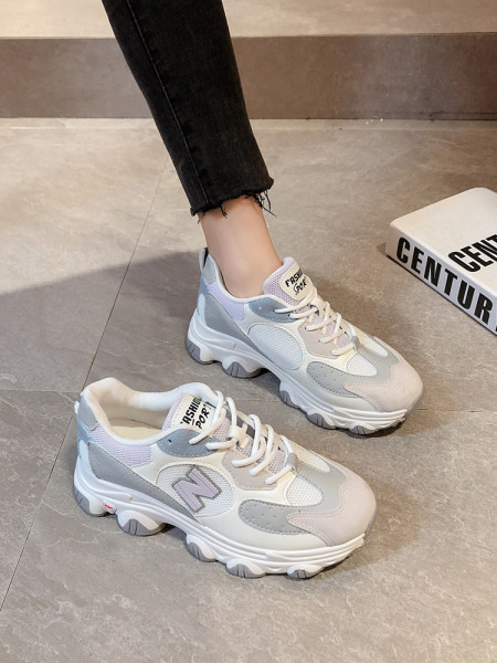 Naiste paelte ja kareda tallaga kevadised tossud