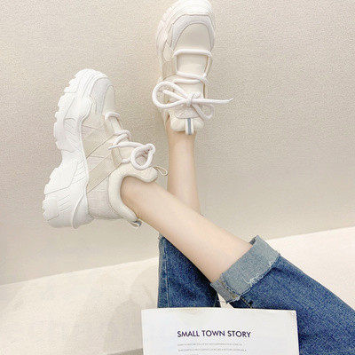 Μοντέρνα γυναικεία αθλητικά παπούτσια με τραχιά σόλα σε μαύρο και μπεζ χρώμα