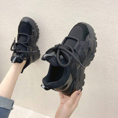 Μοντέρνα γυναικεία αθλητικά παπούτσια με τραχιά σόλα σε μαύρο και μπεζ χρώμα