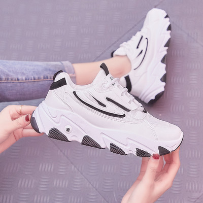 Kaasaegsed naiste tossud paelte ja kareda tallaga - mitu mudelit