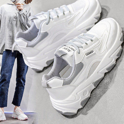 Kaasaegsed naiste tossud paelte ja kareda tallaga - mitu mudelit