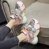 Uus kõrge kareda tallaga naiste tossude mudel mitmes värvitoonis