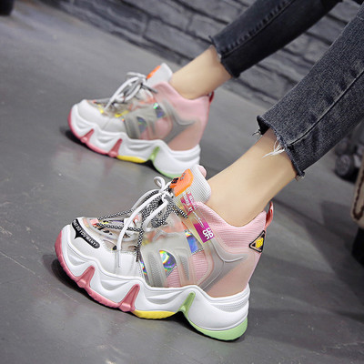 Uus kõrge kareda tallaga naiste tossude mudel mitmes värvitoonis