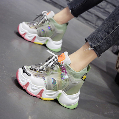 Uus kõrge kareda tallaga naiste tossude mudel mitmes värvitoonis