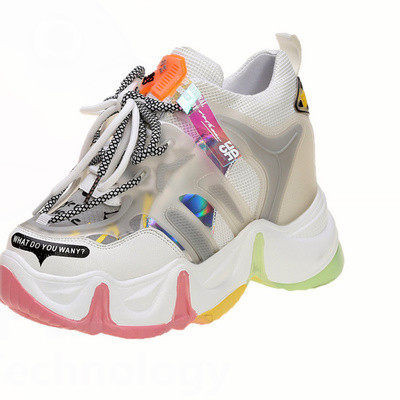 Uus kõrge kareda tallaga naiste tossude mudel mitmes värvitoonis