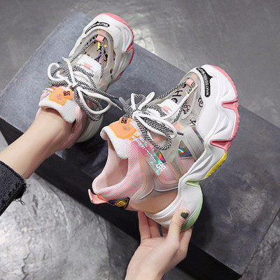 Uus kõrge kareda tallaga naiste tossude mudel mitmes värvitoonis