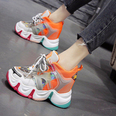 Uus kõrge kareda tallaga naiste tossude mudel mitmes värvitoonis