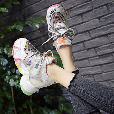 Uus kõrge kareda tallaga naiste tossude mudel mitmes värvitoonis