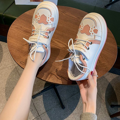 Γυναικεία casual αθλητικά παπούτσια με λουράκια βελκρό και κορδόνια σε λευκό χρώμα