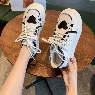 Γυναικεία casual αθλητικά παπούτσια με λουράκια βελκρό και κορδόνια σε λευκό χρώμα