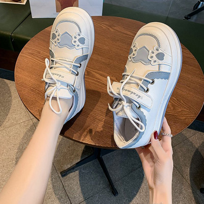 Γυναικεία casual αθλητικά παπούτσια με λουράκια βελκρό και κορδόνια σε λευκό χρώμα