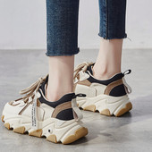 Σύγχρονα γυναικεία αθλητικά παπούτσια με τραχιά σόλα με κορδόνια