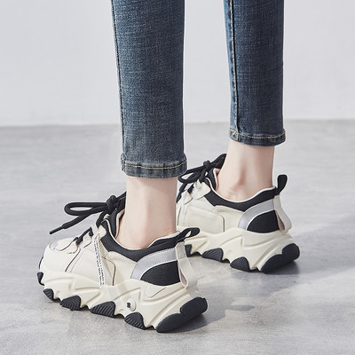 Σύγχρονα γυναικεία αθλητικά παπούτσια με τραχιά σόλα με κορδόνια