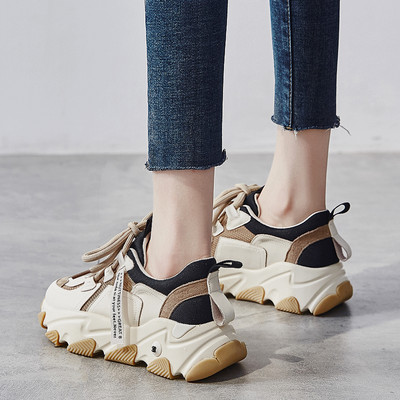 Σύγχρονα γυναικεία αθλητικά παπούτσια με τραχιά σόλα με κορδόνια