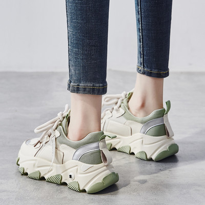 Σύγχρονα γυναικεία αθλητικά παπούτσια με τραχιά σόλα με κορδόνια