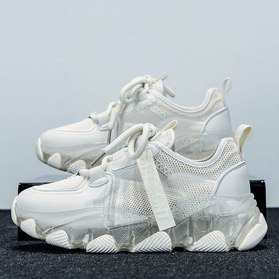 Σύγχρονα γυναικεία αθλητικά παπούτσια με τραχιά σόλα με κορδόνια