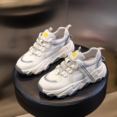 Σύγχρονα γυναικεία αθλητικά παπούτσια με τραχιά σόλα με κορδόνια