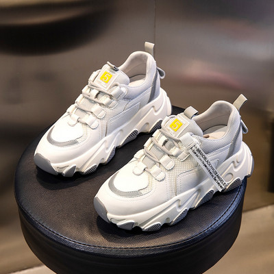 Σύγχρονα γυναικεία αθλητικά παπούτσια με τραχιά σόλα με κορδόνια