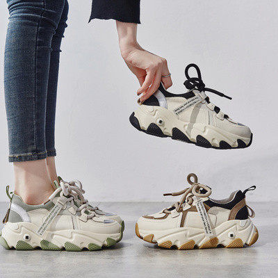 Σύγχρονα γυναικεία αθλητικά παπούτσια με τραχιά σόλα με κορδόνια