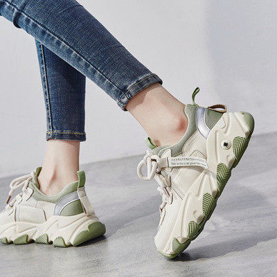 Σύγχρονα γυναικεία αθλητικά παπούτσια με τραχιά σόλα με κορδόνια